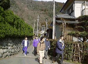 �������i